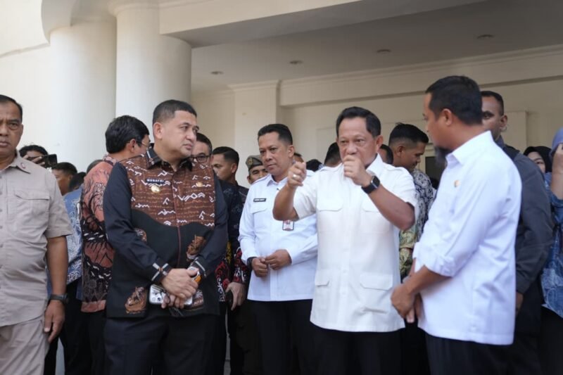 Wali Kota Makassar, Munafri Arifuddin menghadiri pengarahan Menteri Dalam Negeri (Mendagri) RI, Tito Karnavian, di Baruga Asta Cuta, Rumah Jabatan Gubernur Sulawesi Selatan, Kamis (11/9/2025)