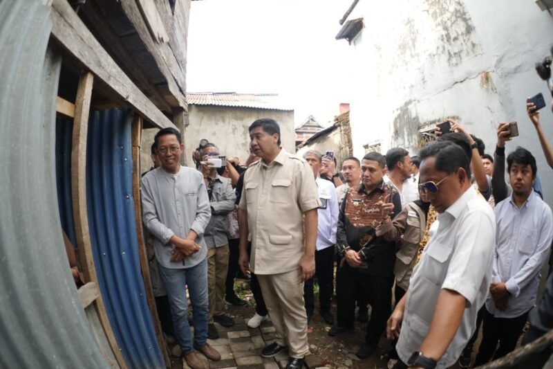Wali Kota Makassar, Munafri Arifuddin, mendampingi Menteri Perumahan dan Kawasan Pemukiman (PKP) Maruarar Sirait serta Menteri Dalam Negeri Tito Karnavian meninjau langsung kawasan kumuh di Kelurahan Pampang, Kecamatan Panakkukang, Kamis (11/9/2025)