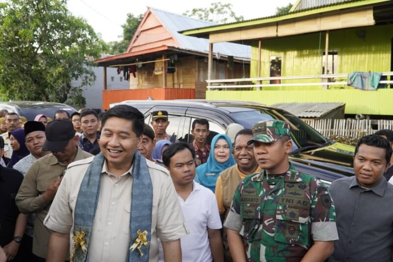 Komandan Kodim 1406/Wajo, Letkol Inf Harianto, S.I.P, mendampingi kunjungan kerja Menteri Perumahan dan Kawasan Permukiman (PKP) RI, Maruarar Sirait (ARA), di wilayah Kecamatan Tempe, Kabupaten Wajo, Sulawesi Selatan