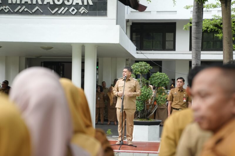 Wali Kota Makassar, Munafri Arifuddin, memimpin apel pagi di Halaman Balai Kota Makassar, Senin (15/9/2025)