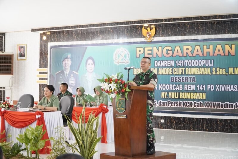 Komandan Korem 141/Toddopuli Brigjen TNI Andre Clift Rumbayan, S.Sos., M.M., bersama Ketua Persit Kartika Chandra Kirana (KCK) Koorcab Rem 141 PD XIV/Hasanuddin Ibu Yuliana Rumbayan, melakukan kunjungan kerja ke Markas Komando Distrik Militer (Makodim) 1406/Wajo, Selasa (16/9).