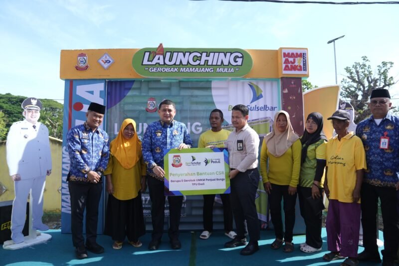 Wali Kota Makassar, Munafri Arifuddin menghadiri penyerahan lima unit gerobak bantuan CSR Bank Sulselbar sekaligus launching Gerobak Mulia, di depan TPU Dadi, Jalan Onta Baru, Rabu (17/9/2025).