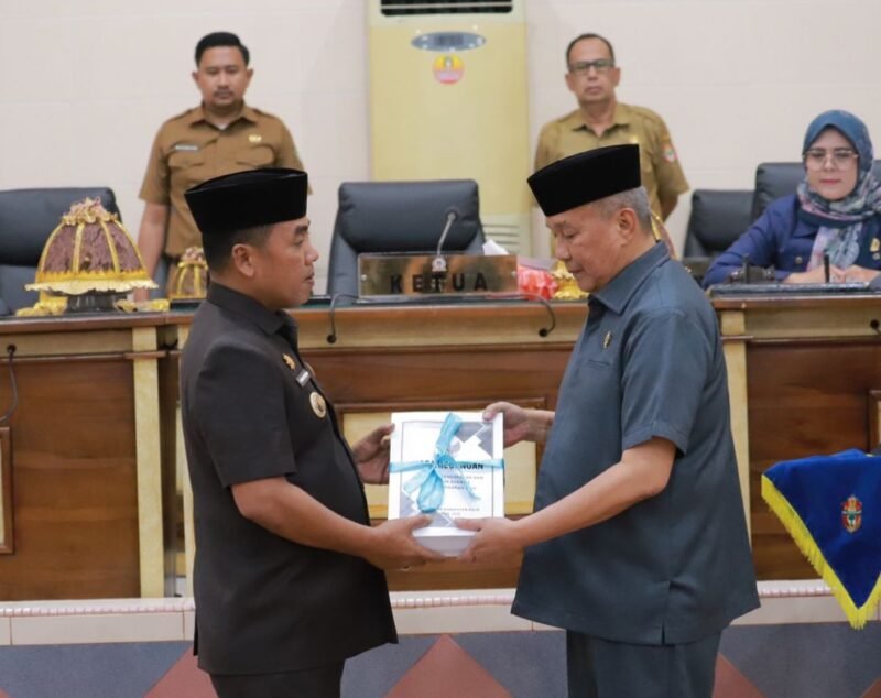 Bupati Wajo, Andi Rosman serahkan Ranperda APBD 2026 kepada DPRD Wajo melalui paripurna di Gedung DPRD Wajo, Senin (20/10/2025)