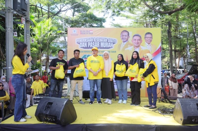 Memperingatan Hari Ulang Tahun (HUT) ke-61 Partai Golkar, jajaran pengurus DPD II Partai Golkar Kota Makassar, dipimpin Munafri Arifuddin, mengadakan kegiatan sosial berupa pasar murah dan pemeriksaan kesehatan gratis sebagai bentuk kepedulian kepada masyarakat