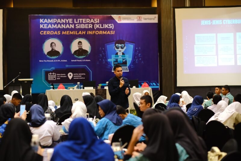 Dinas Komunikasi dan Informatika (Diskominfo) Kota Makassar menggelar program Kampanye Literasi Keamanan Siber (KLiKS) dengan tema “Cerdas Memilah Informasi” bagi peserta didik Sekolah Menengah Pertama (SMP)