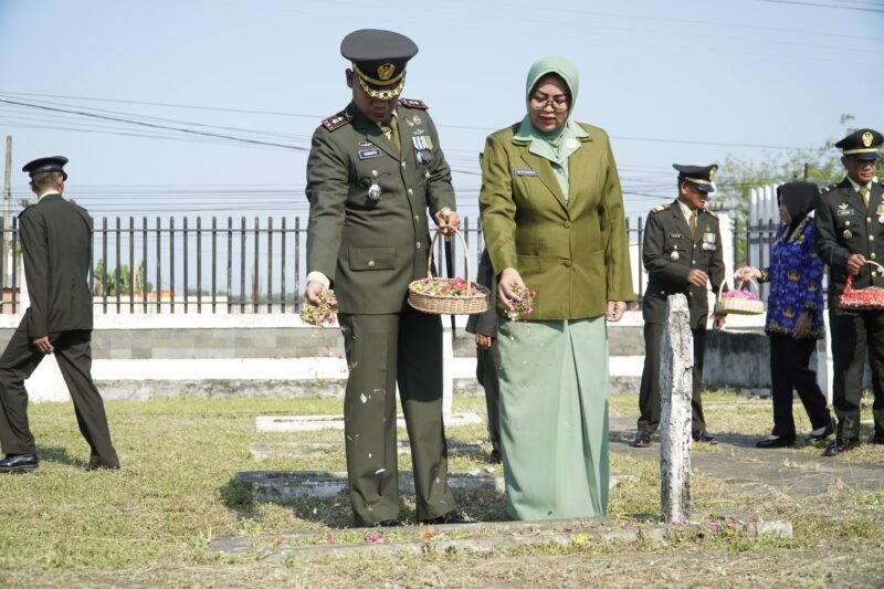 Dandim 1406/Wajo Letkol Inf Harianto melaksanakan Ziarah Nasional di Taman Makam Pahlawan (TMP) Empagae, Desa Assorajang, Kecamatan Tanasitolo, Kabupaten Wajo, Jumat (3/10/2025)
