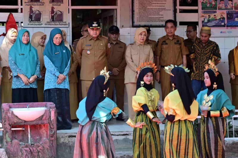 Walikota Makassar Munafri dan Wakil Walikota Makassar  Aliyah bersama jajaran pemerintah kota serta Ketua TP PKK Makassar menyambangi Pulau Kodingareng, Kecamatan Kepulauan Sangkarrang, untuk menyerahkan tunjangan khusus bagi tenaga pendidik dan tenaga kesehatan yang bertugas di wilayah kepulauan, Senin 6 Oktober 2025