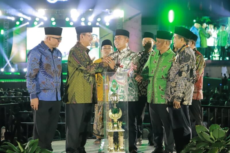 Bupati Andi Rosman dan wakilnya. dr Baso  menghadiri malam penutupan Musabaqah Qiraatil Kutub (MQK) Nasional ke-8 dan Internasional Ke-1 di Lapangan Merdeka Sengkang, Senin (6/10/2025) malam