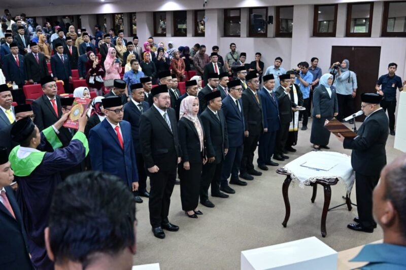 Wali Kota Makassar, Munafri Arifuddin, memimpin prosesi pelantikan jajaran Direksi dan Dewan Pengawas (Dewas) Badan Usaha Milik Daerah (BUMD) Kota Makassar di Kantor Balaikota Makassar, Selasa (7/10/2025)