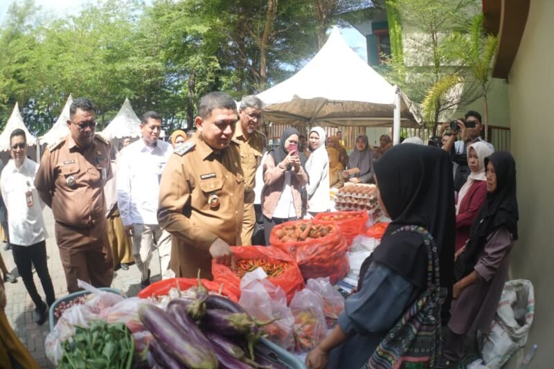 Wali Kota Makassar, Munafri Arifuddin,  meninjau Gerakan Pangan Murah (GPM) Serentak yang digelar Pemerintah Kota Makassar di salah satu titik GPM, Halaman Kantor Kecamatan Tamalate, Senin (13/10/2025)