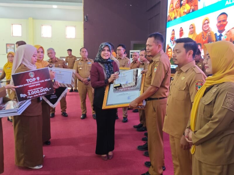 Wakil Ketua I DPRD Wajo, Andi Merly Iswita menghadiri acara penganugerahan kepada para inovator dalam Kompetisi Inovasi Daerah Kabupaten Wajo Tahun 2025 di Ruang Pola Kantor Bupati Wajo, Selasa, 14 Oktober 2025.Tak hanya menghadiri, politisi PAN itu mendapat kehormatan menyerahkan penghargaan kepada para inovator