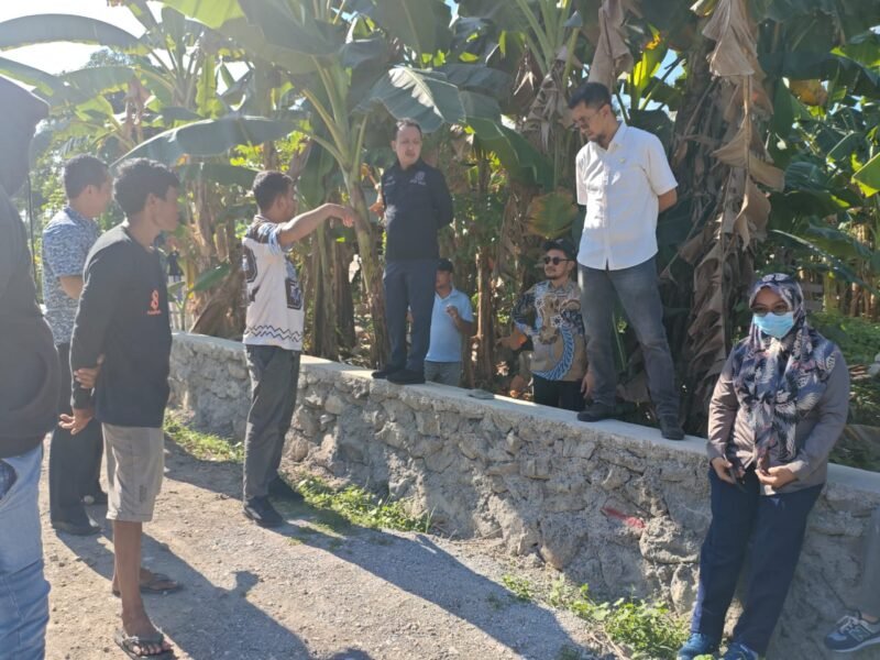 Anggota Komisi III DPRD Wajo melakukan kunjungan kerja ke proyek pembangunan jalan di ruas Lajokka-Macero pada Jumat (17/10/2025)