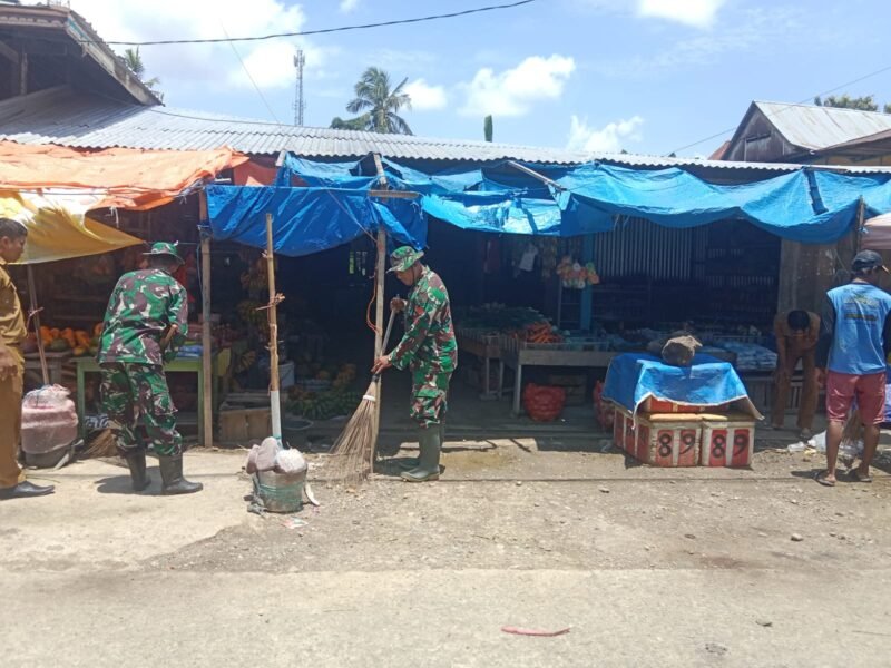 Personel Koramil 1406-04/Belawa yang dipimpin oleh Sertu Yakub melaksanakan kegiatan Karya Bhakti pembersihan pasar bersama masyarakat di Kelurahan Belawa, Kecamatan Belawa, Kabupaten Wajo