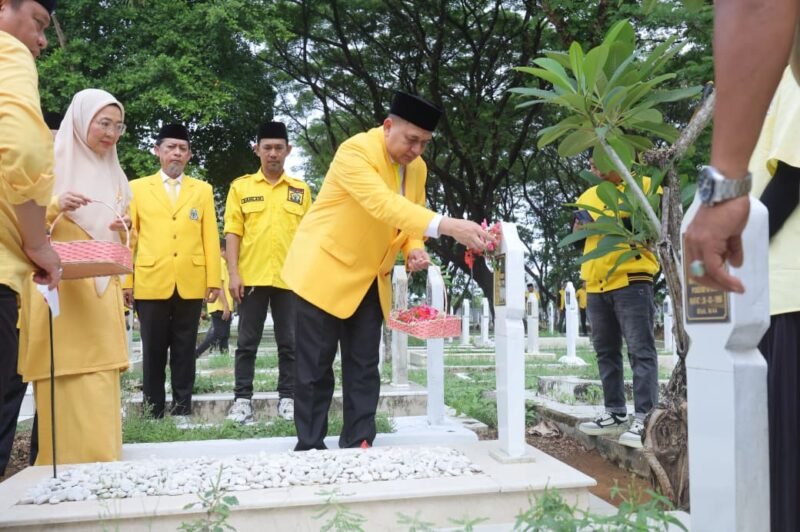 Ketua DPD II Partai Golkar Kota Makassar, Munafri Arifuddin, memimpin langsung upacara ziarah dan tabur bunga dalam rangka memperingati HUT Partai Golkar ke-61, di TMP Panaikang, Jalan Urip Sumoharjo, Makassar, Senin (20/10/2025)