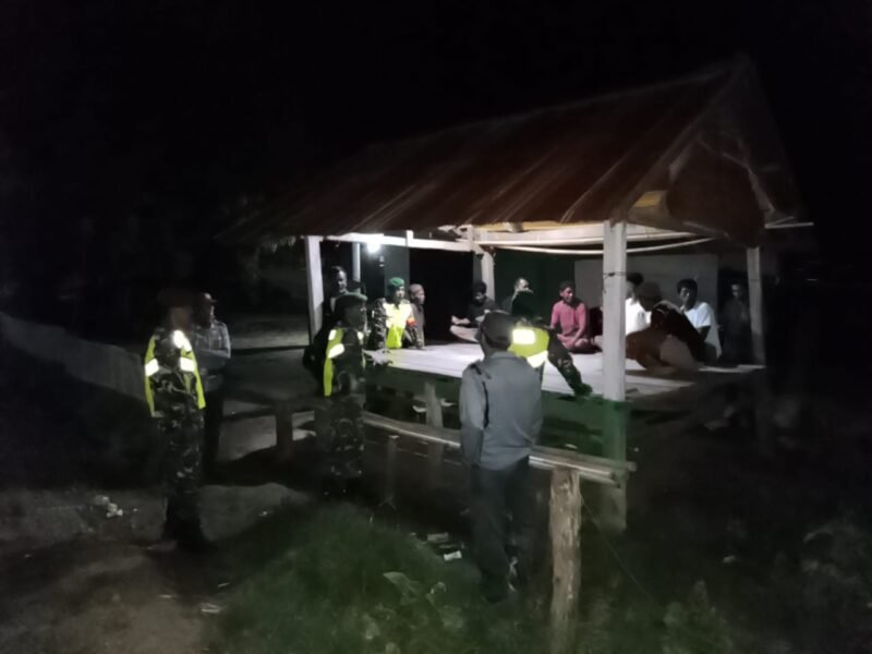 Koramil 1406-07/Takkalalla melaksanakan kegiatan patroli dan sistem keamanan lingkungan (siskamling) bersama unsur masyarakat pada Senin malam, 20 Oktober 2025