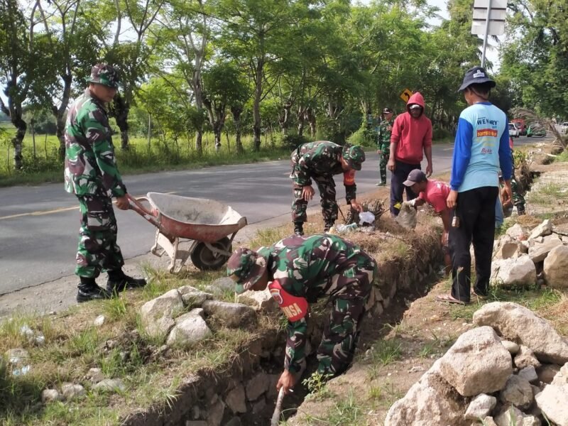 Personel Koramil 1406-05/Majauleng yang dipimpin oleh Serka Achmad Said melaksanakan karya bhakti pembersihan selokan bersama masyarakat di Dusun Laparapa, Desa Bottopenno, Kecamatan Majauleng, Kabupaten Wajo