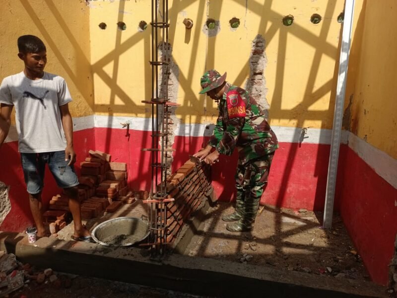 Babinsa Koramil 1406-08/Sabbangparu, Kopda Asrianto, turut membantu kegiatan pembangunan WC di UPTD SDN 80 Ugi yang terletak di Dusun Salopokko, Desa Ugi, Kecamatan Sabbangparu, Kabupaten Wajo, Selasa (21/10/2025)