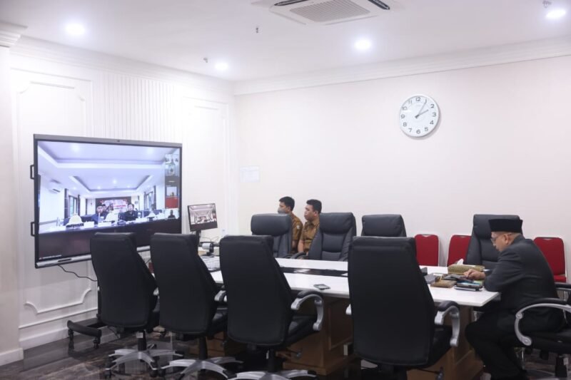 Wali Kota Makassar, Munafri Arifuddin, menghadiri Rapat Paripurna Keenam Masa Persidangan Pertama Tahun 2025/2026 DPRD Kota Makassar melalui Zoom Meeting dari Ruang Rapat Kantor Balai Kota Makassar, Selasa (21/10/2025)