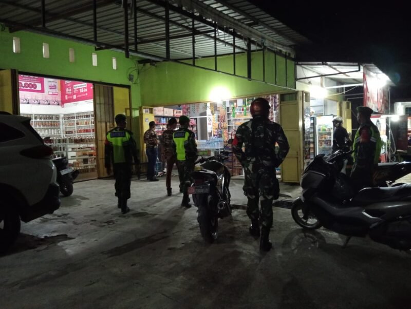 Koramil 1406-08/Sabbangparu melaksanakan kegiatan patroli dan sistem keamanan lingkungan (siskamling) bersama elemen masyarakat, pada Selasa (21/10/2025)