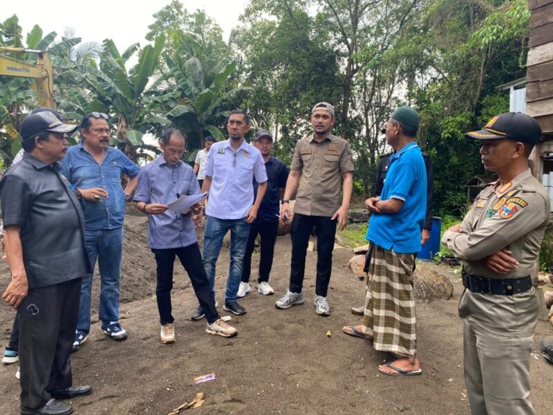 Gabungan Komisi I dan Komisi III DPRD Kabupaten Wajo meninjau langsung aktivitas tambang pasir di Sungai Walennae, Desa Salotengnga, Kecamatan Sabbangparu, pada Selasa, 21 Oktober 2025