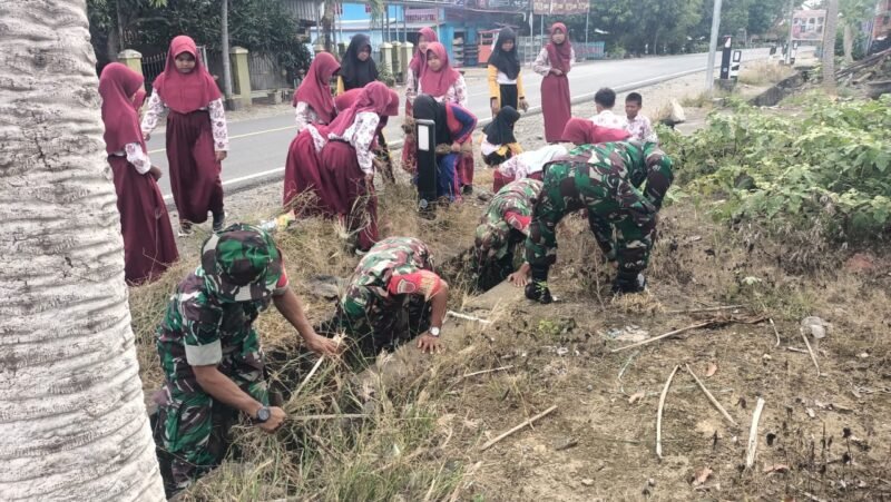 Personel Koramil 1406-06/Pammana dipimpin oleh Pelda Rahmat Pangsasean melaksanakan kegiatan Karya Bakti pembersihan saluran air bersama para siswa di SDN 244 Pammana, Kecamatan Pammana, Kabupaten Wajo