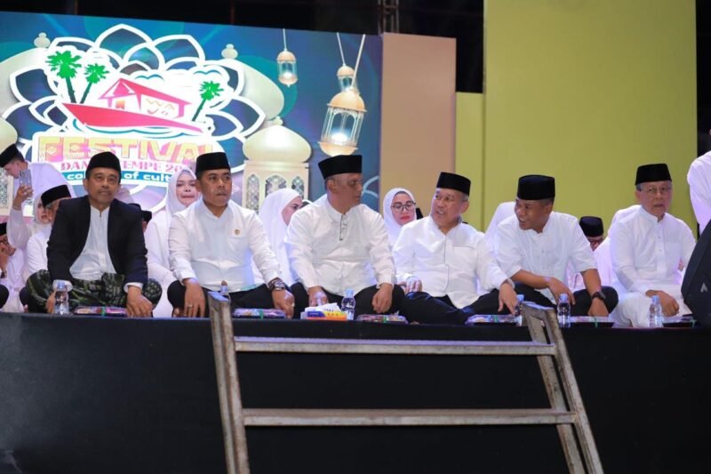 Pimpinan dan anggota DPRD Kabupaten Wajo kompak menghadiri kegiatan Wajo Bershalawat yang dirangkaikan dengan pembukaan Festival Danau Tempe Tahun 2025, bertempat di Lapangan Merdeka Sengkang, Rabu malam (22 Oktober 2025)