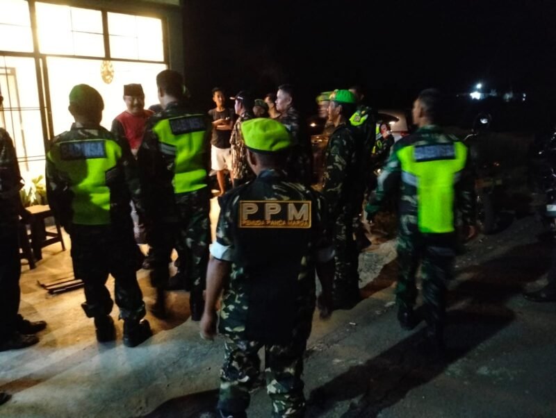 Koramil 1406-10/Pitumpanua menggelar kegiatan patroli dan siskamling bersama unsur Forum Komunikasi Putra-Putri Purnawirawan Indonesia (FKPPI), Pemuda Panca Marga (PPM), serta tokoh masyarakat di wilayah Kecamatan Pitumpanua, Kabupaten Wajo, pada Kamis, 23 Oktober 2025