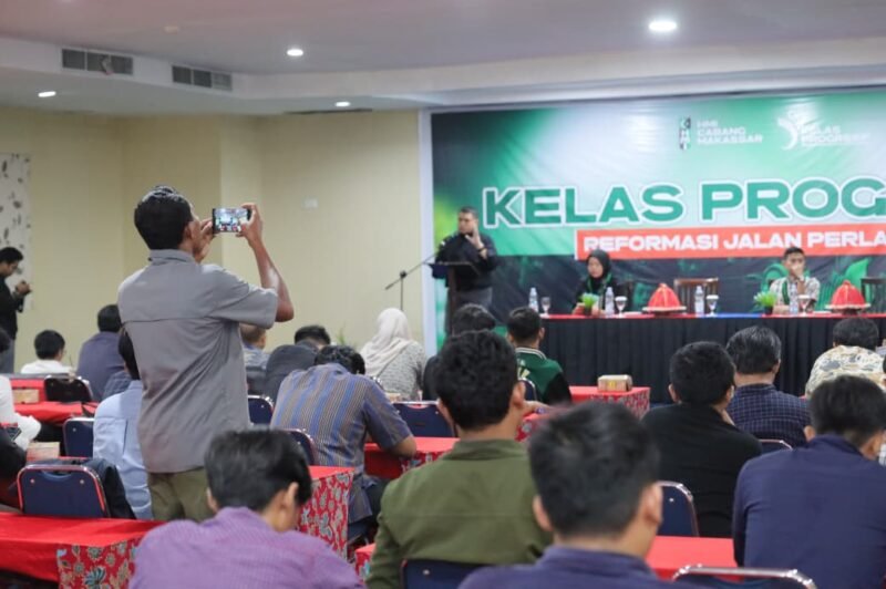 Wali Kota Makassar, Munafri Arifuddin didampingi Kepala Diskominfo Makassar, Dr. Muhammad Roem. menghadiri Stadium General bertema 