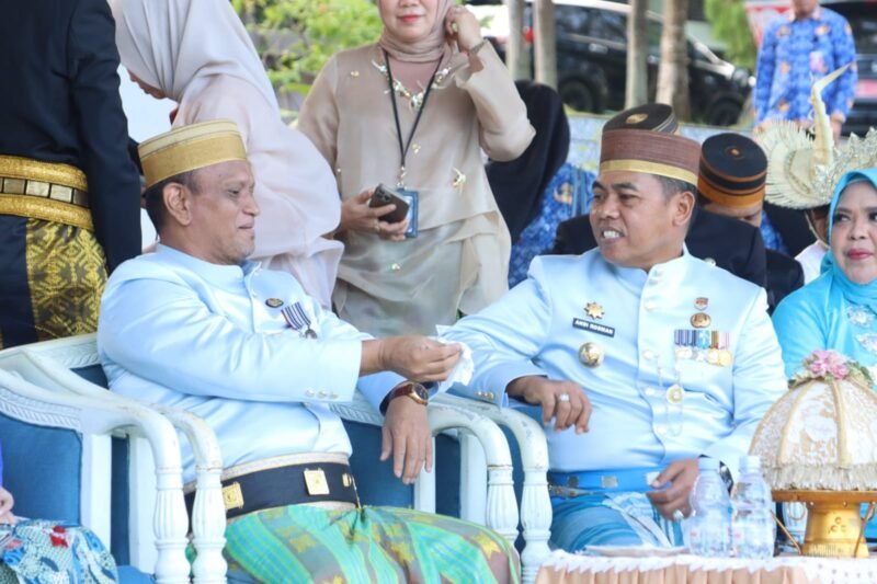 Bupati Wajo Andi Rosman bersama wakilnya dr Baso Rahmanuddin kompak mengenakan pakaian adat bugis berwarna biru tua