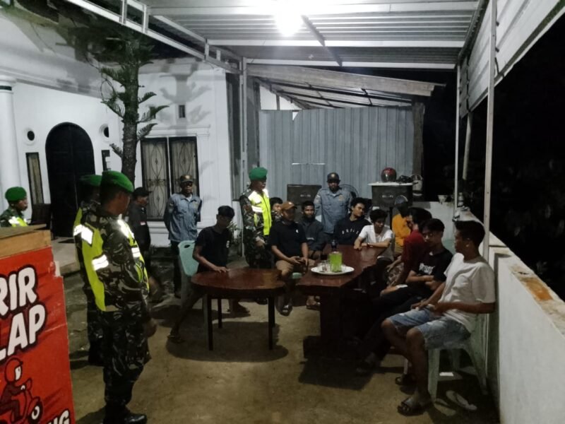 Koramil 1406-07/Takkalalla melaksanakan kegiatan patroli dan sistem keamanan lingkungan (siskamling) gabungan bersama organisasi kemasyarakatan dan elemen masyarakat di wilayah Kabupaten Wajo, Kamis (30/10/2025)