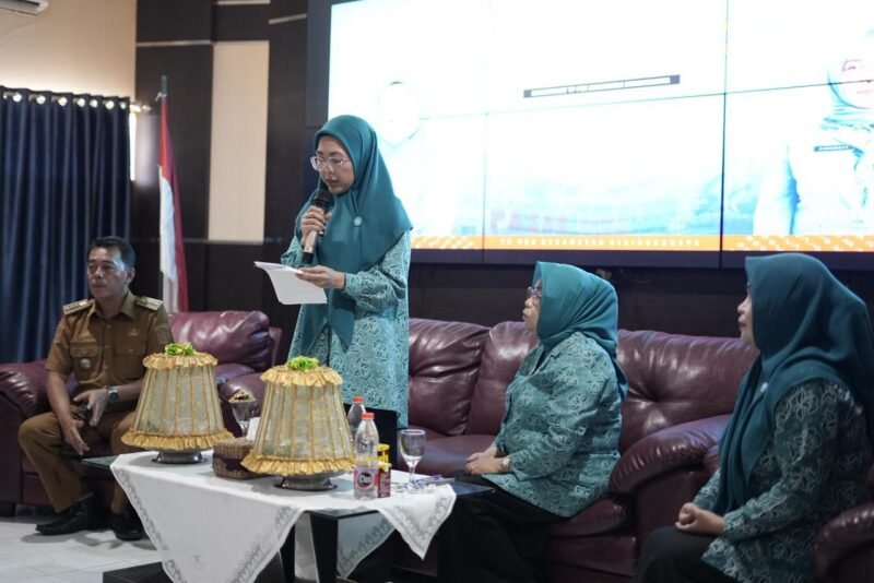 Ketua Tim Penggerak PKK Kota Makassar, Melinda Aksa membuka secara resmi kegiatan Supervisi, Monitoring, Evaluasi, dan Pelaporan (SMEP) TP PKK Kota Makassar yang dilaksanakan di Sekretariat TP PKK Kecamatan Biringkanaya, Senin (13/10/2025)