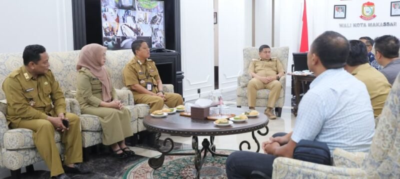 Wali Kota Makassar, Munafri Arifuddin, menerima langsung audiensi dari jajaran Densus 88 Anti Teror di Balai Kota Makassar. Tim Densus 88 yang dipimpin Kasatgaswil Sulsel, Agung NM, Selasa (14/10/2025)