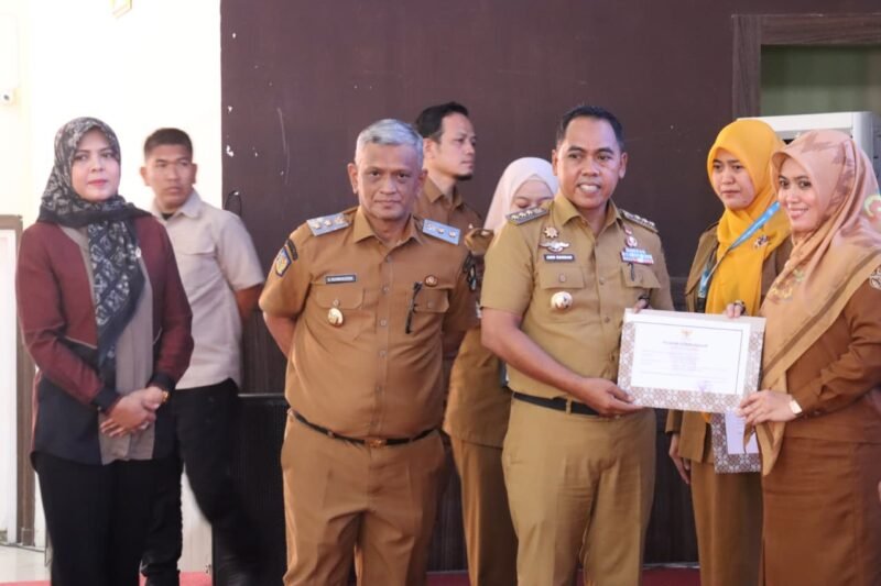 Pemerintah Kabupaten (Pemkab) Wajo beri penghargaan kepada puluhan inovator daerah di Ruang Pola Kantor Bupati Wajo, Selasa (14/10/2025)