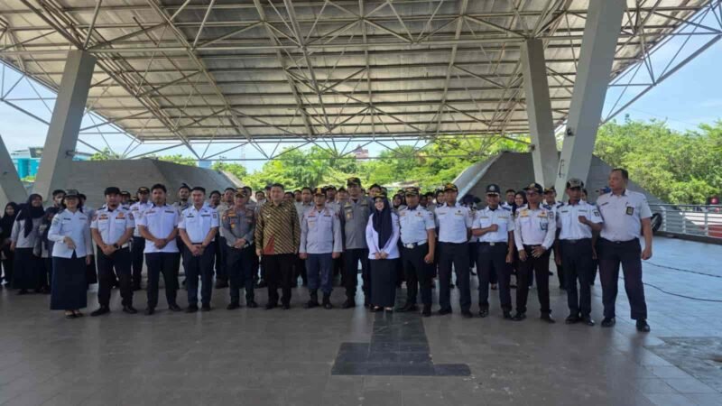 Walikota Makassar Munafri memimpin apel siaga Dishub yang digelar di Lapangan Karebosi Makassar, Kamis 23 Oktober 2025