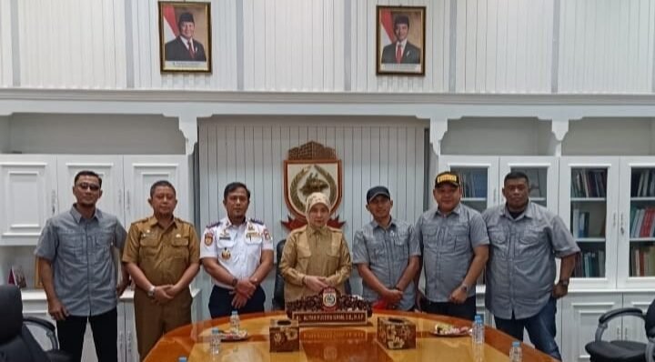 Kepala Dinas Perhubungan (Dishub) Kota Makassar, Muhammad Rheza, mendampingi Wakil Wali Kota Makassar, Aliyah Mustika Ilham, menerima audiensi dari Owner Xmax Indonesia (OXI) Chapter Makasssr, di Ruang Wakil Wali Kota, Lantai 2, Kantor Balai Kota Makassar, Selasa (21/10/2025)