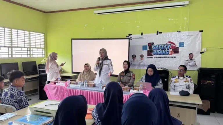 Dinas Perhubungan (Dishub) Kota Makassar kembali menggelar kegiatan Safety Riding dan Edukasi Keselamatan Berlalu Lintas di SMPN 26 Makassar, Rabu (22/10/2025)