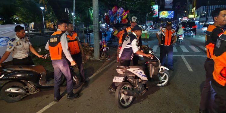 Dinas Perhubungan (Dishub) Kota Makassar melakukan penataan kendaraan hingga menegur parkir liar yang tidak taat aturan di kawasan Boulevard Panakukang serta Jalan Penghibur, Minggu (21/09/2025) sore hingga malam hari