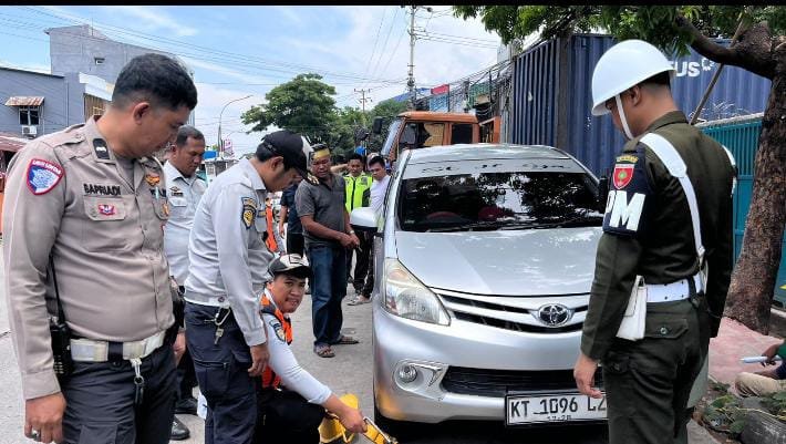 Dinas Perhubungan (Dishub) Kota Makassar melakukan penertiban gabungan adanya penggembokan kendaraan di jalan Teuku Umar Raya Kel. Kaluku Bodoa, Kec. Tallo Selasa pagi (7/10/2025)