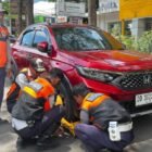 Dinas Perhubungan (Dishub) Kota Makassar menunjukkan komitmen dan ketegasannya dalam menindak kendaraan yang melanggar aturan parkir, khususnya yang memarkirkan kendaraannya di bahu jalan, Selasa (14/10/2025)