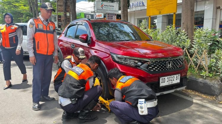 Dinas Perhubungan (Dishub) Kota Makassar  menunjukkan komitmen dan ketegasannya dalam menindak kendaraan yang melanggar aturan parkir, khususnya yang memarkirkan kendaraannya di bahu jalan, Selasa (14/10/2025)