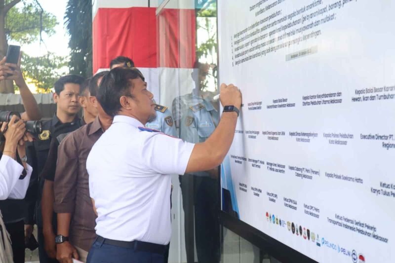 Dinas Perhubungan Kota Makassar turut mendukung langkah strategis dalam menjaga keamanan, ketertiban, dan kelancaran aktivitas di kawasan pelabuhan melalui kegiatan Penandatanganan Deklarasi Bersama Kondusifitas Pelabuhan Makassar, di Kantor PT. Pelindo (Persero) Regional IV, Jalan Hatta No.1 Makassar, Selasa 28 Oktober 2025