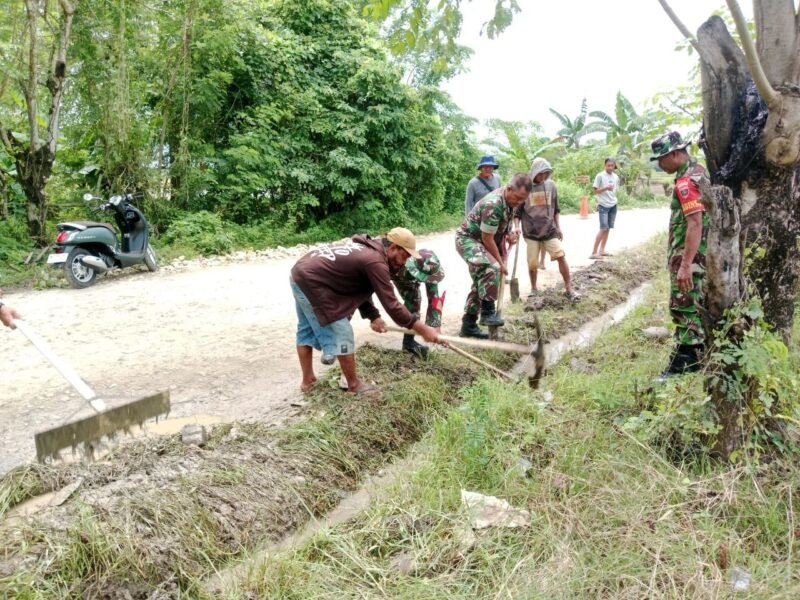 Koramil 1406-07/Takkalalla di bawah pimpinan Danramil Letda Inf Usman melaksanakan kegiatan Karya Bhakti pembersihan saluran air bersama masyarakat di Kelurahan Bocco, Kecamatan Takkalalla, Kabupaten Wajo, Selasa (04/11/2025)