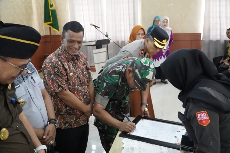 Dandim 1406/Wajo Letkol Inf Harianto, S.I.P., menghadiri kegiatan pembukaan pencanangan pembangunan Zona Integritas Wilayah Bebas Korupsi (WBK) dan Wilayah Birokrasi Bersih Melayani (WBBM) Kabupaten Wajo Tahun 2025 yang digelar di Aula Sipakalebbi Bappelitbangda, Jalan Rusa No.17A, Kecamatan Tempe, Kamis (6/11/2025)