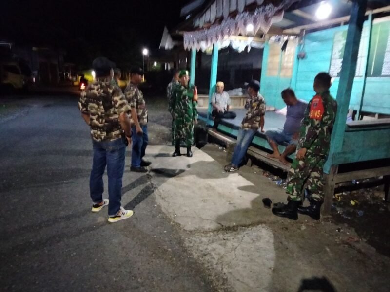 Koramil 1406-05/Majauleng melaksanakan kegiatan patroli dan siskamling gabungan pada Jumat malam, 7 November 2025