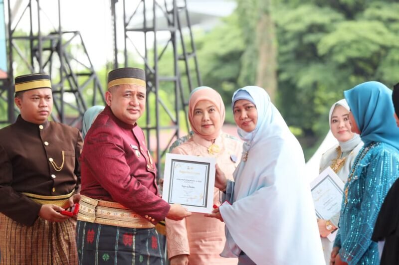 Pemerintah Kota Makassar menjadikan momentum Upacara Peringatan Hari Ulang Tahun (HUT) Kota ke 418 tahun sebagai ajang apresiasi dan kepedulian sosial dengan menyerahkan sejumlah beasiswa, bantuan pendidikan hingga penghargaan. Upacara tersebut dihelat di Tribun Lapangan Karebosi, Minggu (9/11/2025)