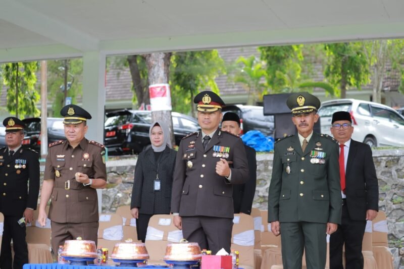 Kasdim 1406/Wajo Mayor Inf Askar yang mewakili Dandim 1406/Wajo menghadiri di Lapangan Kantor Bupati Wajo, Jalan Rusa No. 17, Kelurahan Tempe, Kecamatan Tempe, pada Senin (10 November 2025)