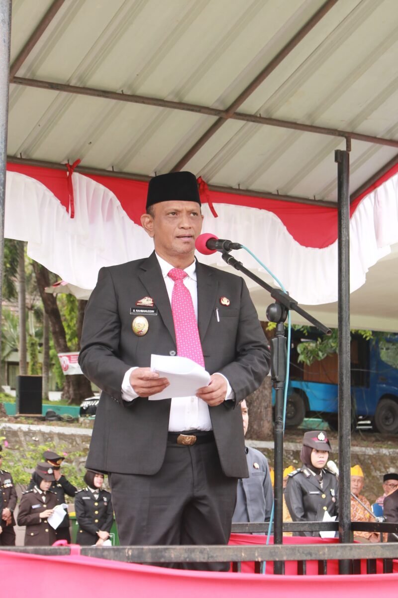 Wakil Bupati Wajo, dr Baso Rahmanuddin pimpin upacara Hari Pahlawan di Lapangan Kantor Bupati Wajo, Senin (10/11/2025)