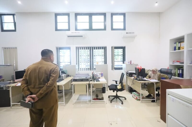 Wali Kota Makassar, Munafri Arifuddin, kembali membuat gebrakan tak terduga, pada Selasa (11/11/2025). Pagi ini, sekitar pukul 09.40 Wita, suasana di Balai Kota Makassar yang biasanya berjalan seperti biasa mendadak berubah