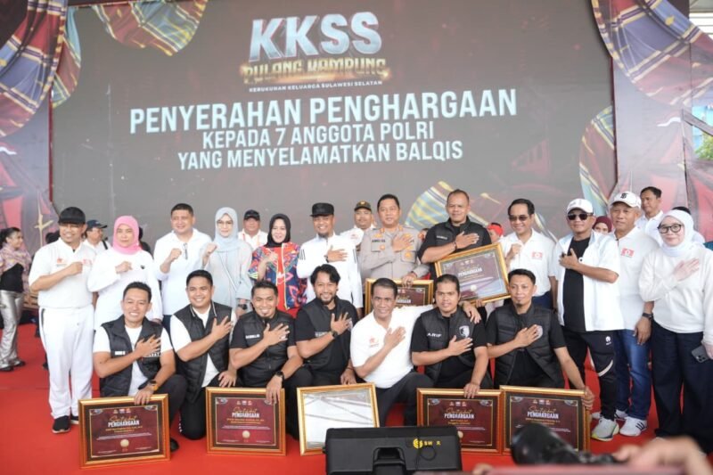 Wali Kota Makassar Munafri Arifuddin bersama Wakil Wali Kota Makassar Aliyah Mustika Ilham menghadiri rangkaian Jalan Sehat, Pasar Murah, dan Pemeriksaan Kesehatan Gratis yang digelar Kerukunan Keluarga Sulawesi Selatan (KKSS) di Lapangan Karebosi, Minggu pagi (16/11/2025)