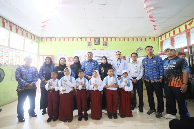 Pemkot Makassar bersama CSR, Citra Land City dan Bank Sulselbar menyalurkan bantuan berupa seragam sekolah gratis, tas, dan tumbler kepada total 135 siswa di SD Inpres Cambaya I, II, dan III, Kecamatan Tallo, Senin (17/11/2025)